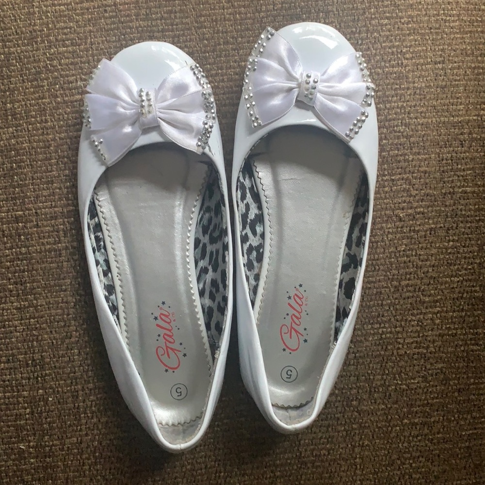 White gala shoes 😻